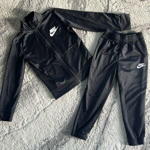 Nike tracksuit size 4/5years